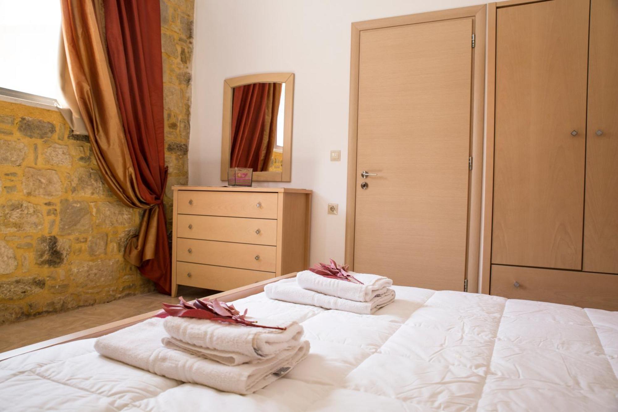 Agarathos Traditional Rooms - Pool - Kaliviani -On The Road To Balos Bagian luar foto